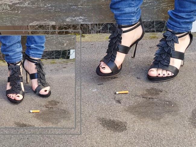 Download: Honey-Bitch - Zigarette austreten...