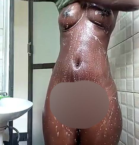 Download: Honey_Beez - Schwarzes Mädchen tanzt nackt unter der Dusche – kurzes Video Nr. 03