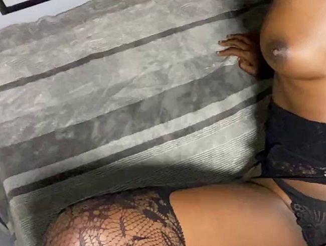 Download: Honey_Beez - Weißer Dildo Quicke - Dein kleiner Pussy-Ritt für die Ebenholzschlampe