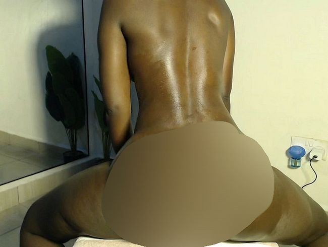 Download: Honey_Beez - Ein sinnliches, selbstliebendes Ebony-Abenteuer – Striptease, Muschi, Arsch und mehr