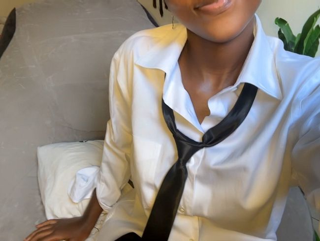 Download: Honey_Beez - Langsamer Striptease der zierlichen Ebenholzschönheit im weißen Businesshemd