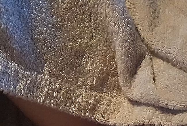 Download: HornySluttyGirl - erst an der Pussy spielen und dann einen schönen Piss auf den Schwanz vom Mann