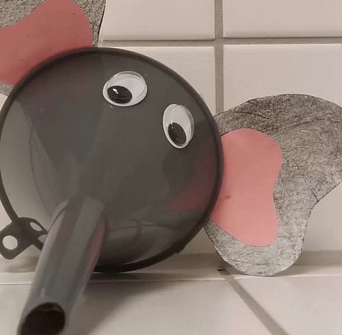 Download: HornySluttyGirl - Pipifant -schaut her wie es Golden läuft