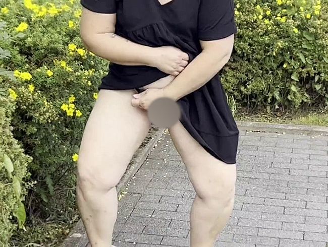 Download: HotCurvy82 - Auf Öffentlichen Parkplatz gepisst