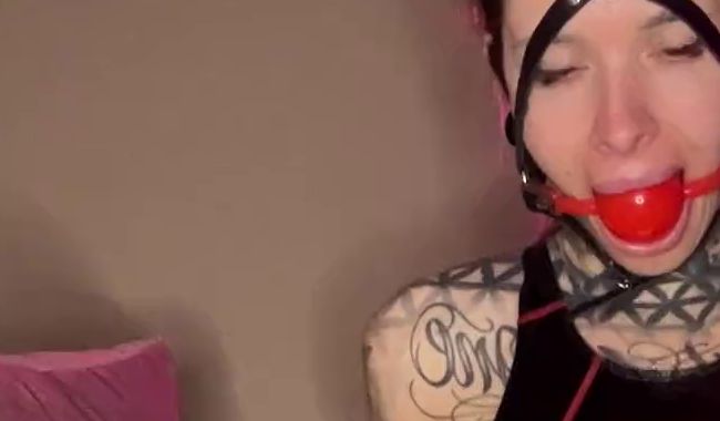 Download: HotFeli_ - Pillowriding im Latexbadeanzug und Ballgag