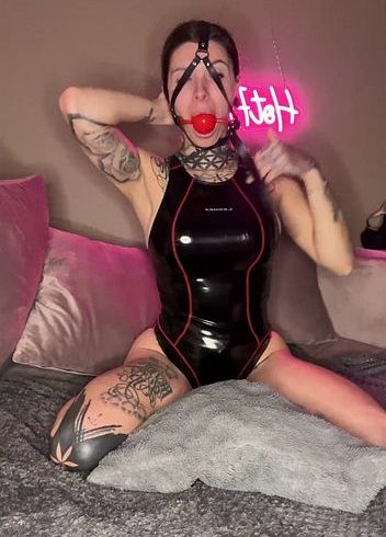 Download: HotFeli_ - Pillowriding im Latexbadeanzug und Ballgag