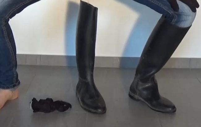 Download: HotMirjam - User Wunsch Video mit Jeans und Stiefeln