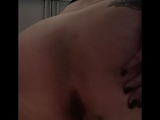 Download: HotSilli152 - Im Büro blank gezogen