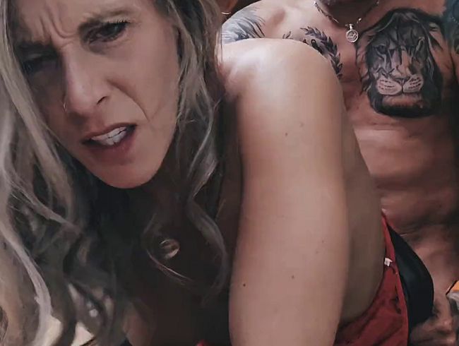 Download: Hot_Vamp89 - Doggy in der Küche gefickt worden, mit einer kleinen Botschaft an die ???