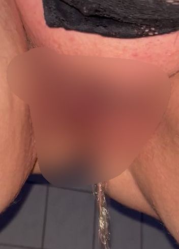 Download: Hotluna666 - Pinkeln im stehen pissen natursekt