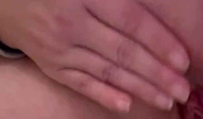 Download: Hotmum41 - Ich spreize meine Beine für dich und pisse drauf los