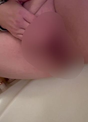 Download: Hotmum41 - Ich spreize meine Beine für dich und pisse drauf los