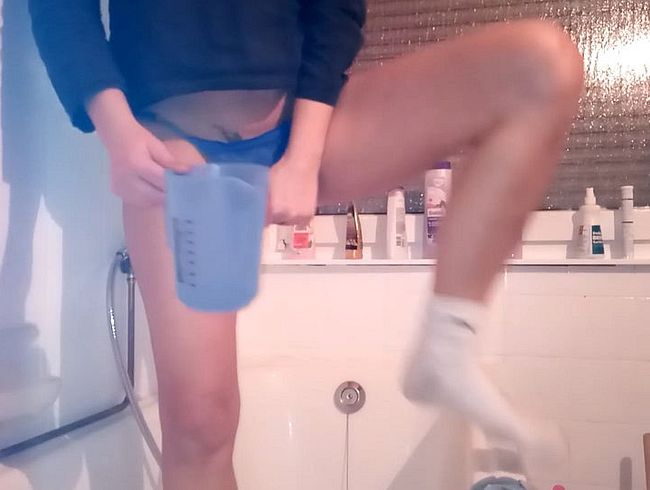 Download: HungrigesBiest - Pisserfolg, 700 ml in ein Meßbecher, danach schütte ich mir die Pisse über meine Socken