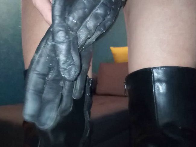 Download: HungrigesBiest - Lederhandschuhe, Overkneestiefel, schwarze Dessous, lange blonde Haare