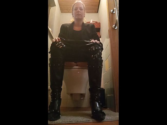 Download: HungrigesBiest - Habe meine Pisse für euch 2 Stunden angehalten, schwarze Kleidung Stiefel