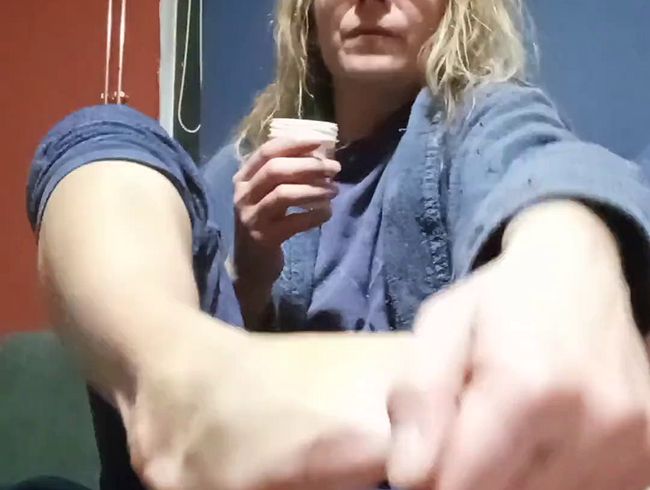 Download: HungrigesBiest - Frisch geduschte Füße und schön massiere ich meine Füße ein. Blondine mit langen geduschten Haare