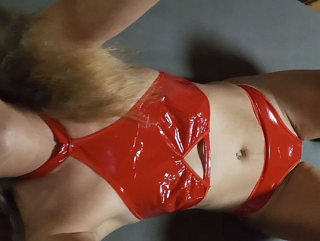 Download: HungrigesBiest - Rote Lack Dessous und Stiefel im Bett