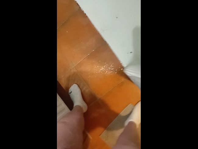 Download: HungrigesBiest - Der Sklave steht brav vor der Dusche und ist geil, aber darf seine Herrin nicht anfassen