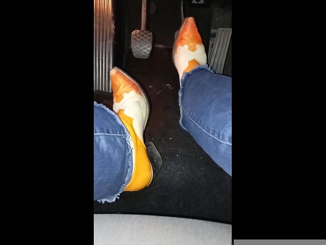 Download: HungrigesBiest - Meine Füße fahren Auto , fetisch,Cowboy Stiefel geil grrrr