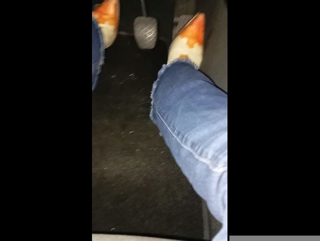 Download: HungrigesBiest - Meine Füße fahren Auto , fetisch,Cowboy Stiefel geil grrrr