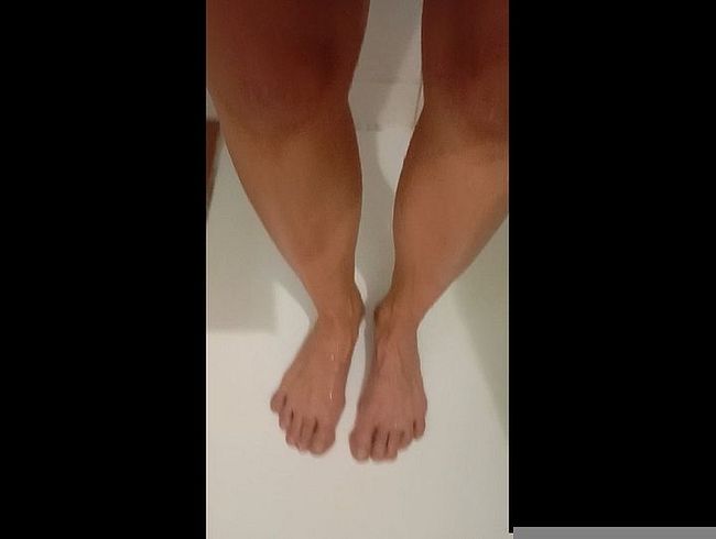 Download: HungrigesBiest - Userwunsch. Ich pisse mir auf die Füße. Lecke sie ab du Sklave .