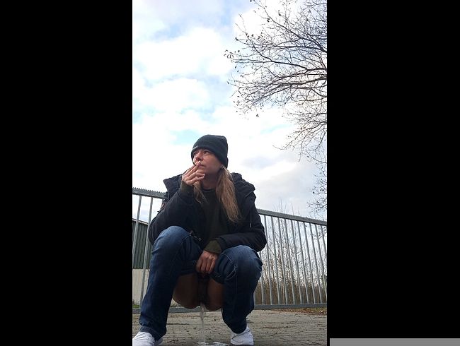 Download: HungrigesBiest - Beinahe wurde ich beim Pissen und Rauchen in der Öffentlichkeit erwischt. Was für eine Pfütze