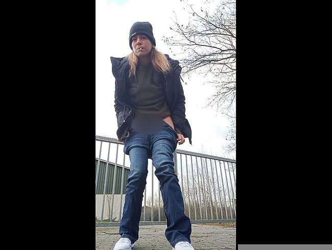 Download: HungrigesBiest - Beinahe wurde ich beim Pissen und Rauchen in der Öffentlichkeit erwischt. Was für eine Pfütze