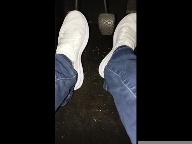 Download: HungrigesBiest - Weiße Sneaker fahren Auto. Fuß Fetisch , große Pedale