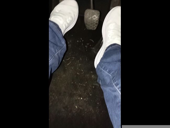 Download: HungrigesBiest - Weiße Sneaker fahren Auto. Fuß Fetisch , große Pedale