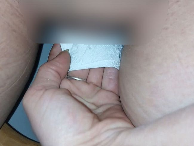 Download: HungrigesBiest - Schnellpiss mit großem schönen gelben Pissstrahl, siehst du meine Muschi zucken