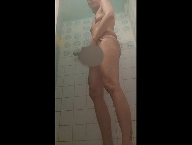 Download: HungrigesBiest - Dusche mit einem Strapon, bin ich ein Mann