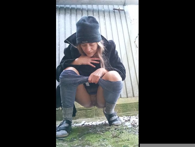 Download: HungrigesBiest - Minus 8 Grad,was für eine Pfütze, Hausschuhe Wollsocken langer Mantel