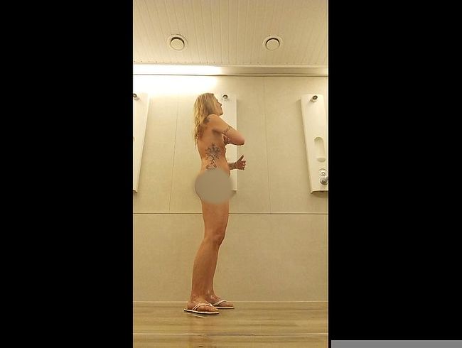 Download: HungrigesBiest - Ab in die Sauna Dusche, geile Tattoos, geiler Arsch kleine Titten