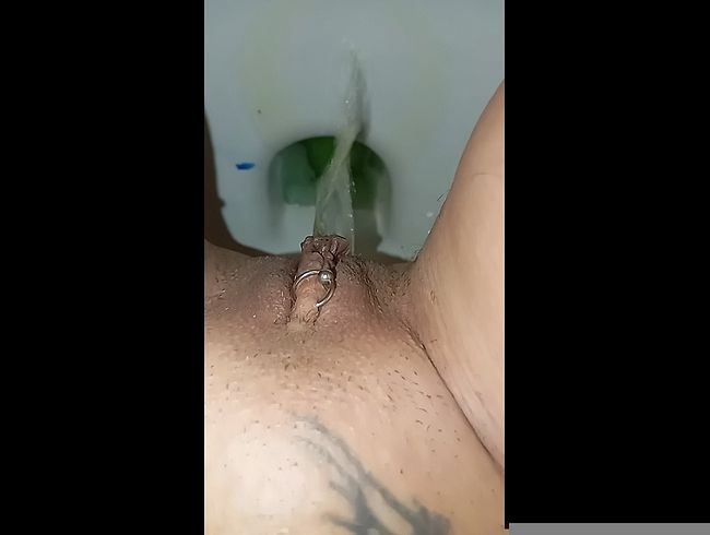 Download: HungrigesBiest - Aufgenommen,sehr nah am Pissstrahl, tupfe meine Muschi ab. Siehst du den Strahl