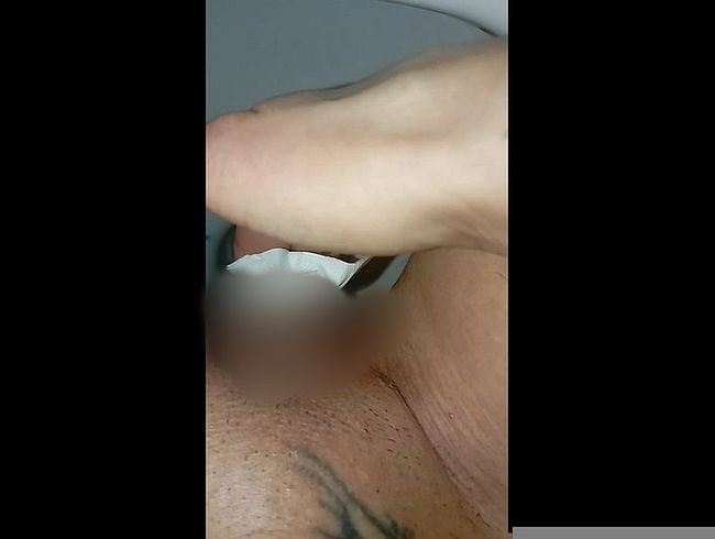 Download: HungrigesBiest - Aufgenommen,sehr nah am Pissstrahl, tupfe meine Muschi ab. Siehst du den Strahl