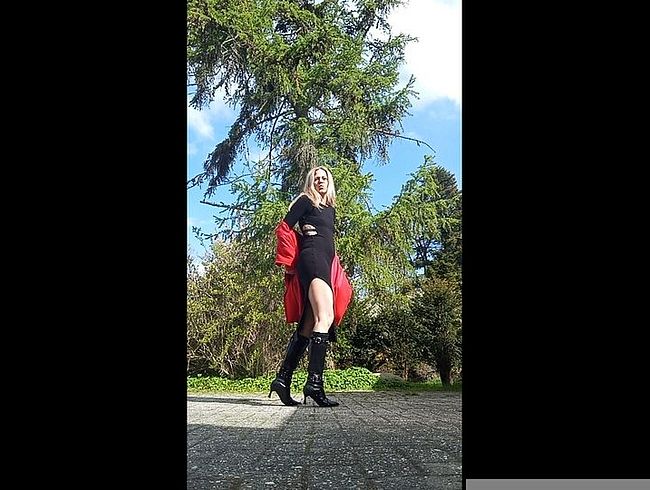 Download: HungrigesBiest - Sexy Lady Sexy Kleid lange blonde Haare, Stiefel weißer String