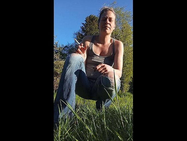 Download: HungrigesBiest - Pissen Outdoor mit meiner engen zerfetzten Jeanshose, rauche, Hausschuhe, meine nackten Füße