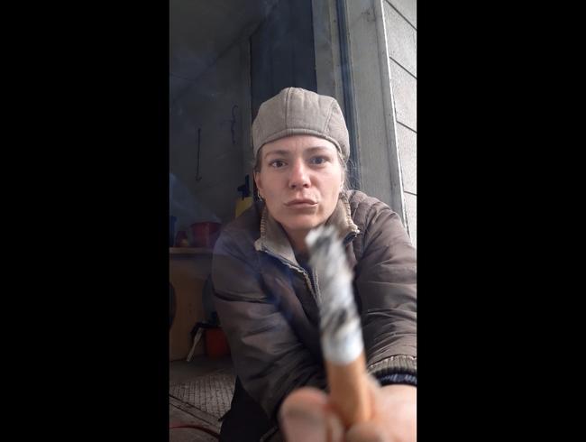 Download: HungrigesBiest - Kurze Pause mit Arbeitshandschuhe rauchen