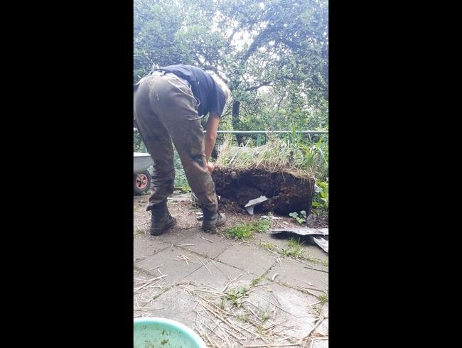 Download: HungrigesBiest - Mother in Action, geiler Arsch Frau in Uniform, Bundeswehrstiefel, blonde Haare, kleine Titten,