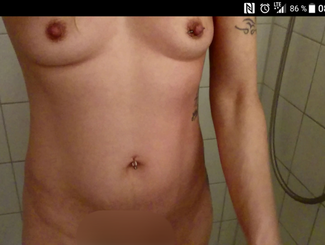 Download: HungrigesBiest - Dusche pissen  Titten