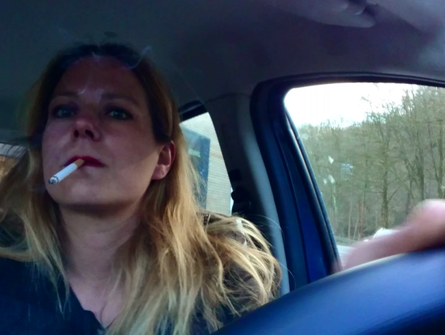 Download: HungrigesBiest - Rote Lippen muss man küssen rauche gestylt im Auto