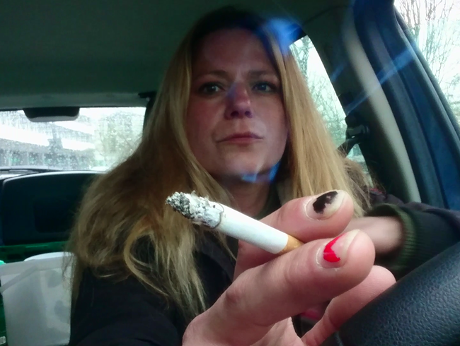 Download: HungrigesBiest - Rauchervideo langes blondes Haar, geschminkt