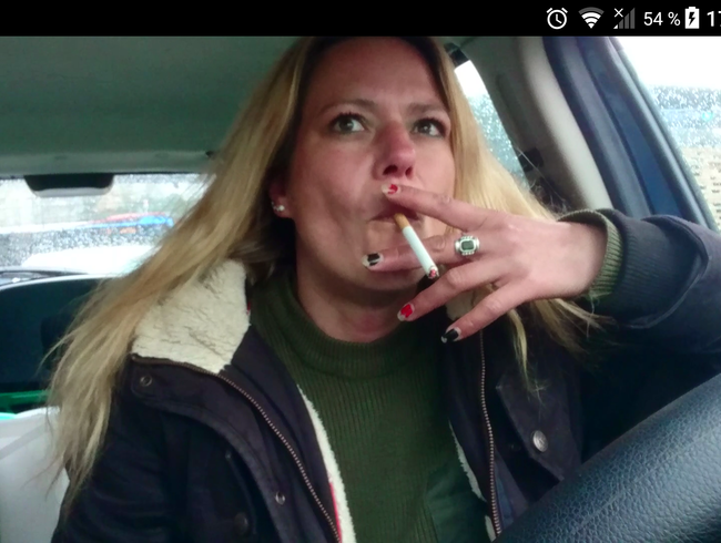 Download: HungrigesBiest - Rauchervideo langes blondes Haar, geschminkt
