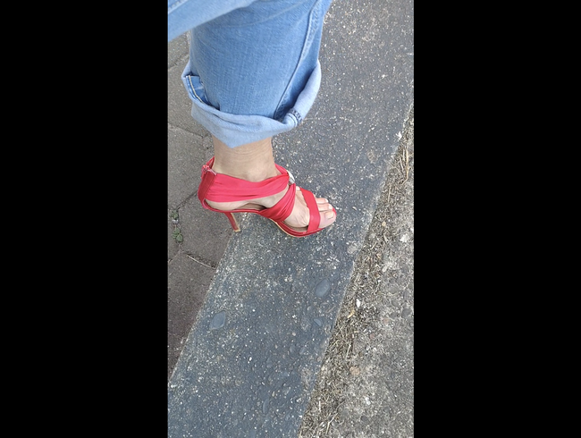 Download: HungrigesBiest - Böse Sissy, zu enge rote Highheels