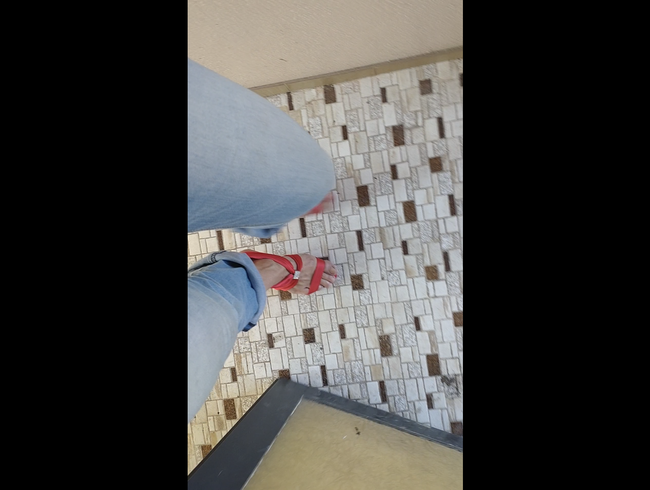 Download: HungrigesBiest - Böse Sissy, zu enge rote Highheels
