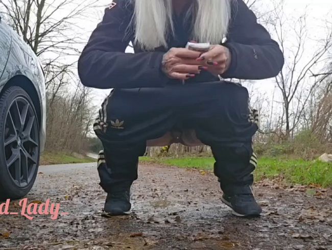 Download: Inked_Lady_ - Wenn du unterwegs pinkeln musst und keine Toilette in Sicht ist
