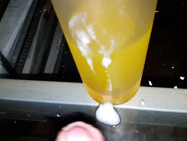 Download: Intimissimo-Micha - Spermaspuren am Glas hinterlassen