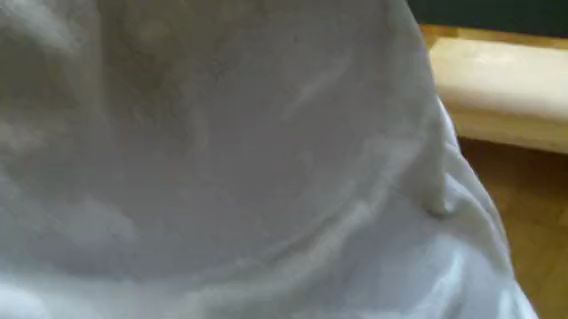 Download: Intimissimo-Micha - Selbst anpissen - das Shirt vollgepisst