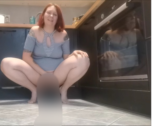 Download: IssabellaBdsm - Mit 3/3 Getränk in die Küche gepisst