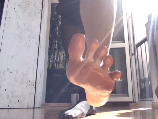 Download: IssabellaBdsm - Schwarze Strumpfhosen, High Heels, Füße und feuchte Orgasmen 2/2